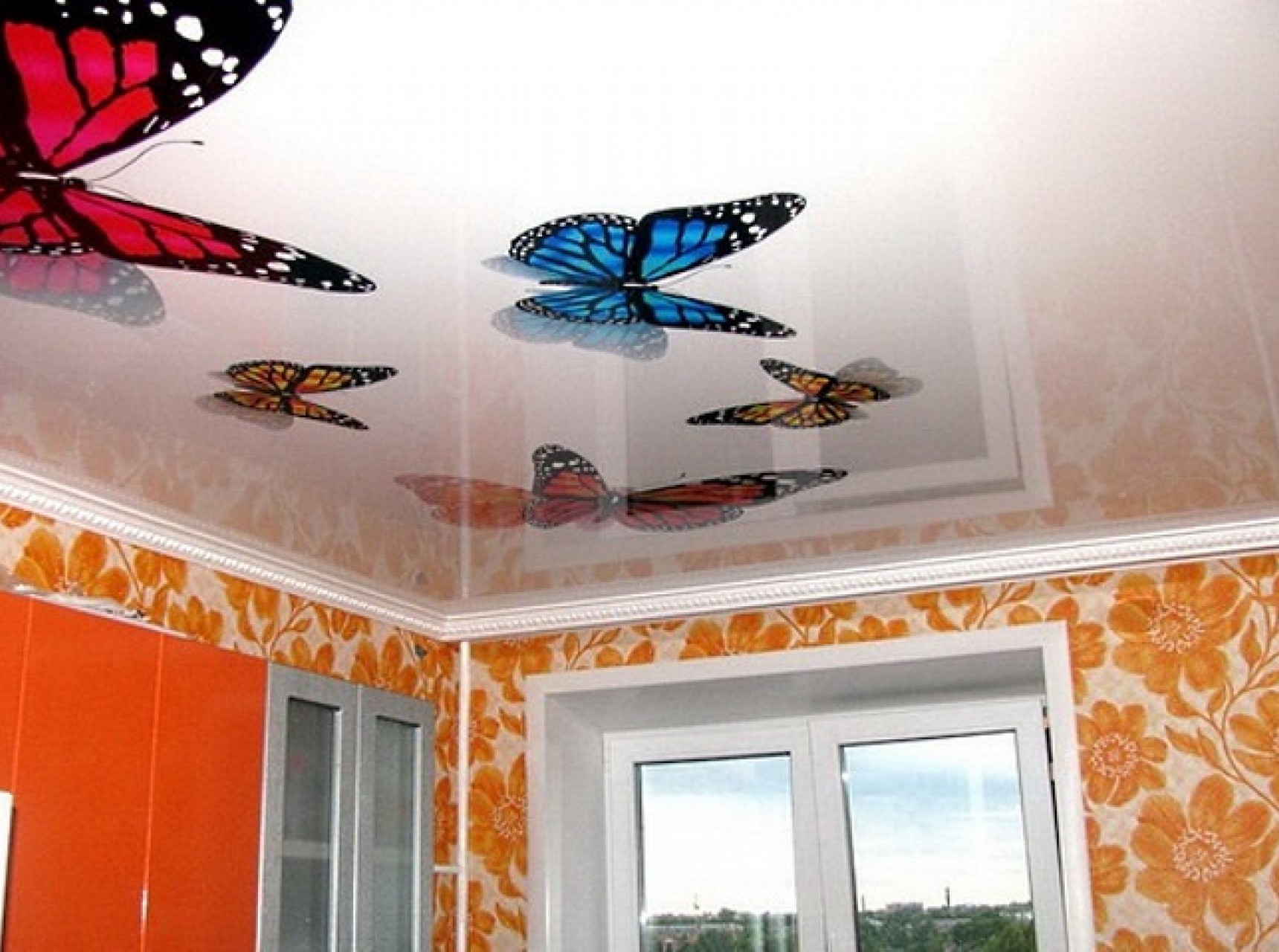 Показать варианты картинок. Натяжные потолки с рисунком. Фотопечать на потолке. Глянцевый натяжной потолок с фотопечатью. Рисунок на потолке.