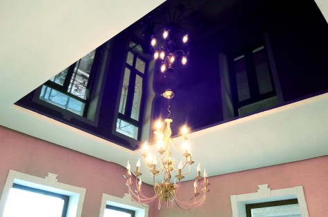 Цветной натяжной потолок фиолетовый