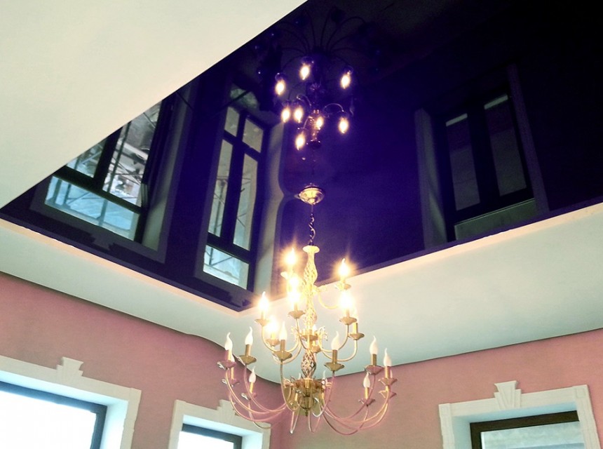Цветной натяжной потолок фиолетовый