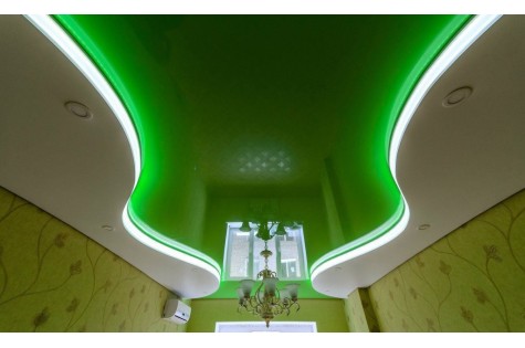 Цветной натяжной потолок зеленый