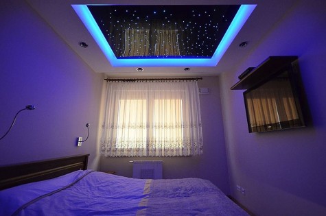 Натяжной потолок «звездное небо» с синей подсветкой