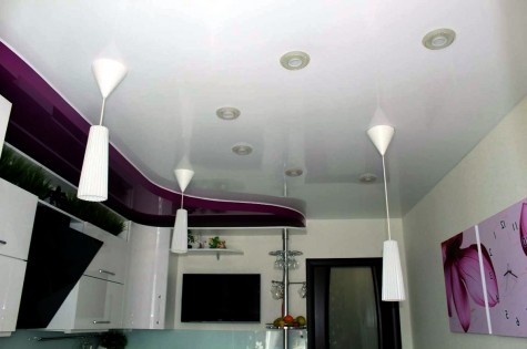 Натяжной потолок в кухню бело-фиолетовый