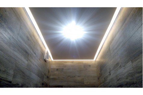 Натяжной потолок в туалет с подсветкой