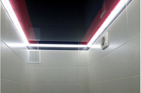 Натяжной потолок в туалет черно-красный