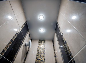 Натяжной потолок в туалет белый