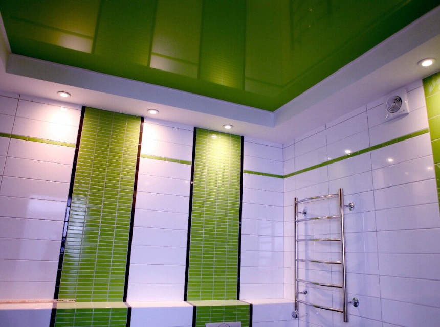 Натяжной потолок в ванную зеленый