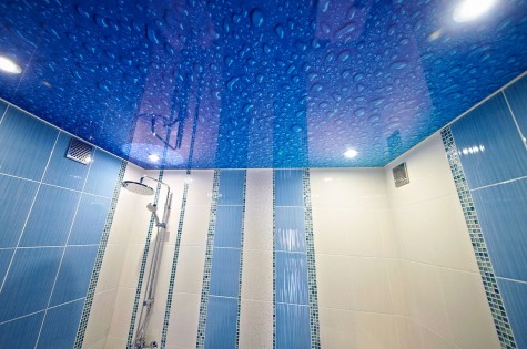 Натяжной потолок в ванную голубой